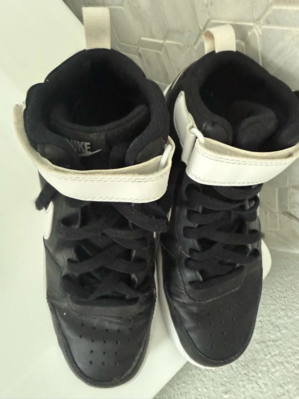 Nike 6Y Kids Black and White Court Legacy mid-Top Nike Sneakers